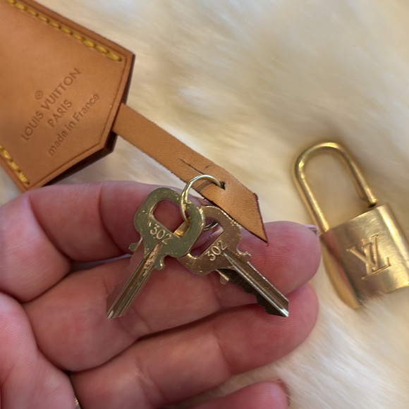 🤩 AUTHENTIC Louis Vuitton clochette (Key bell) ➕ keys, lock dust bag and box - Picture 2 of 5